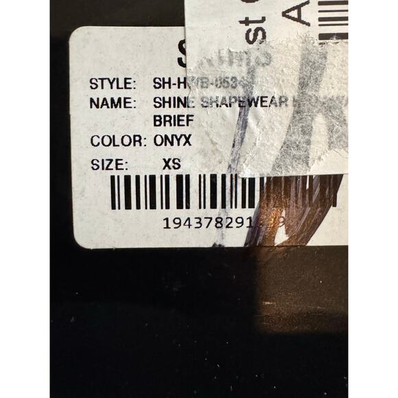 Skims SHINE SHAPEWEAR
BRIEF
COLOR: ONYX SIZE:
XS - Picture 3 of 3